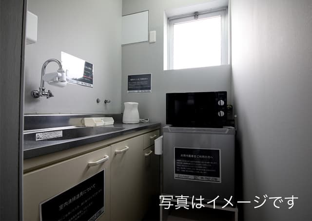 その他_給湯室。シンクや電子レンジ、冷蔵庫が備わっています。