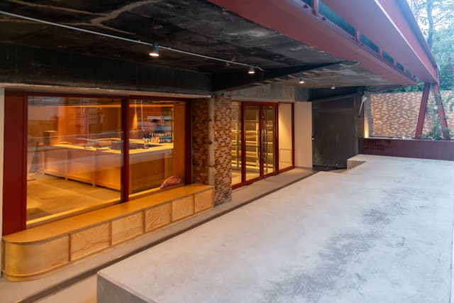 近隣の飲食店_ヘベレケワインショップ(同ビル1F)