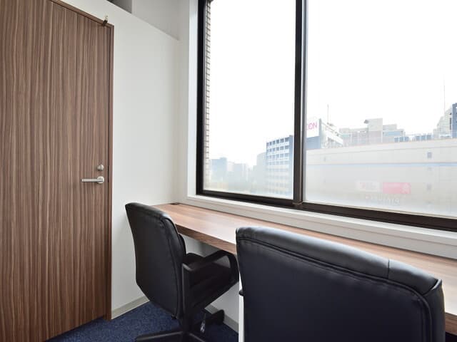 個室_窓有りの個室は開放的な空間となっており、天神の景色も眺められます。