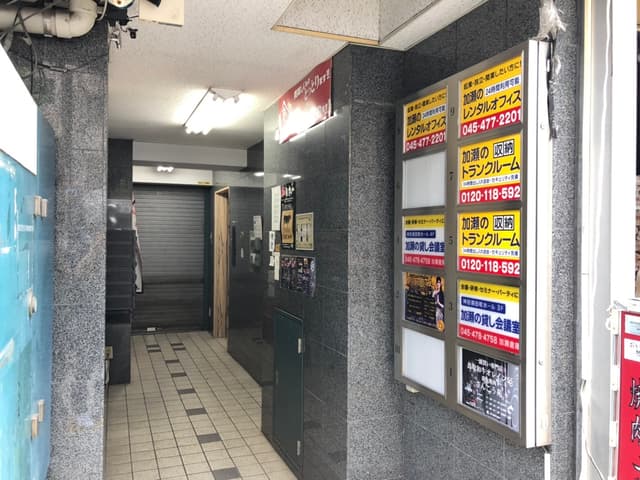 外観_建物の入り口部分の写真です。