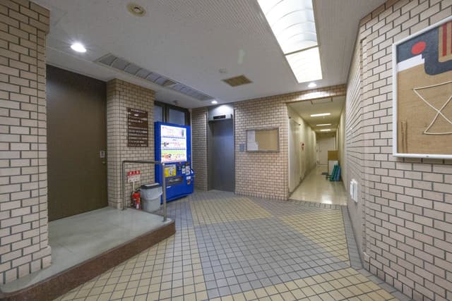 エレベーターホール_自動販売機も設置されています。
