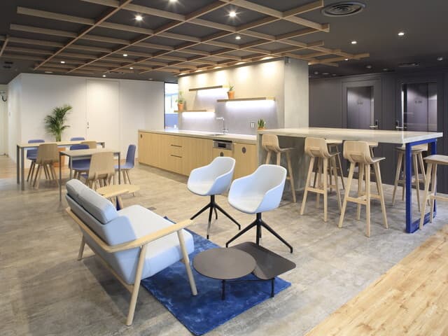 共用部_ビジネスラウンジ。企業間ネットワークを広げられるワークプレイスです。