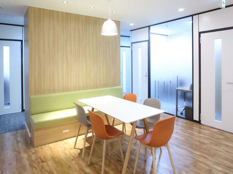 ラウンジ_柔らかい印象の家具が置かれ心からリラックスできそうです©Regus