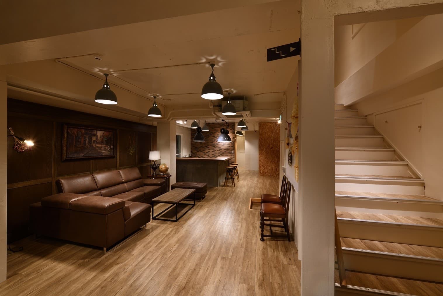 共用部_2Fサロンです。とても落ち着いた雰囲気でゆったりとくつろぐことが出来ます。