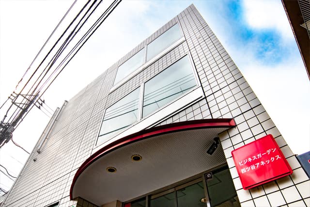 外観_白い外観が目印です
