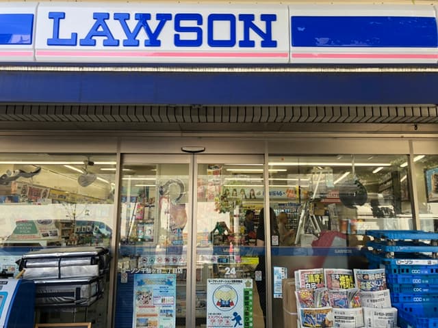 周辺のコンビニ_徒歩1分の所に、ローソン(千駄ヶ谷2丁目店)があります。飲食物や文房具が必要な時にすぐ揃います。