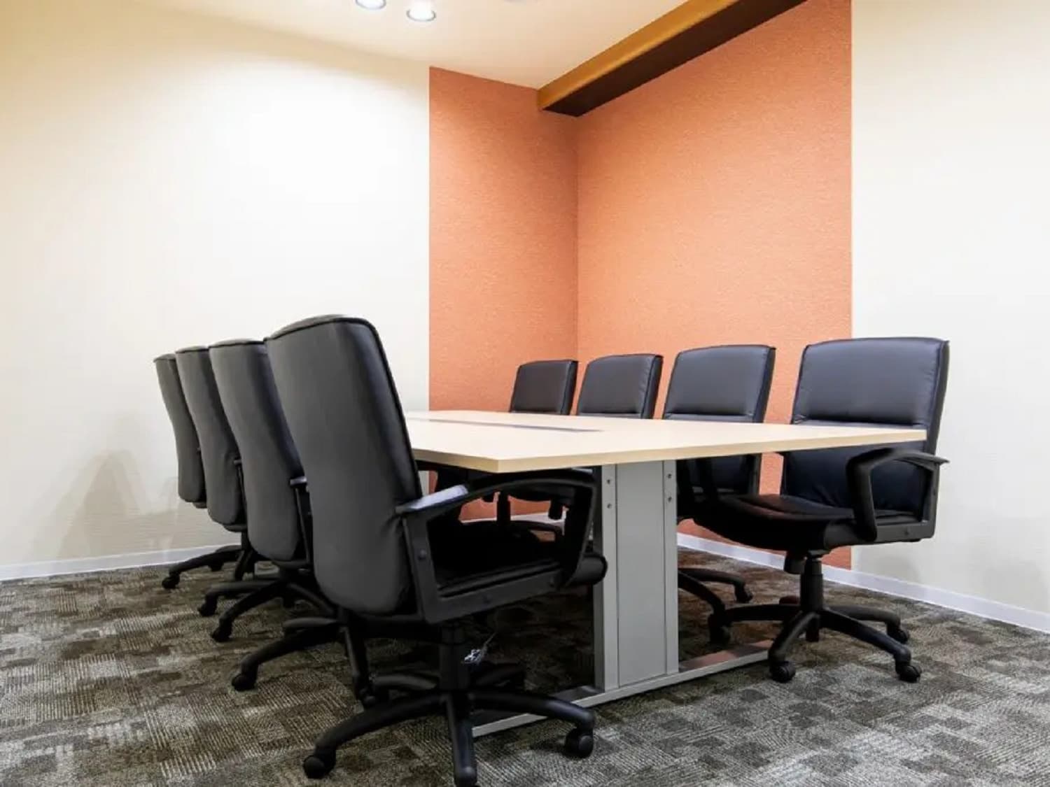 共用部_会議室。個室プラン会員様は毎月5時間まで会議室を無料でご利用可能です。©bizcomfort