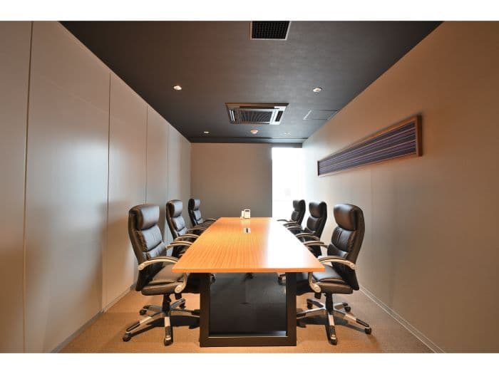 共用部_会議室。打ち合わせなど複数人でのご利用が可能です。