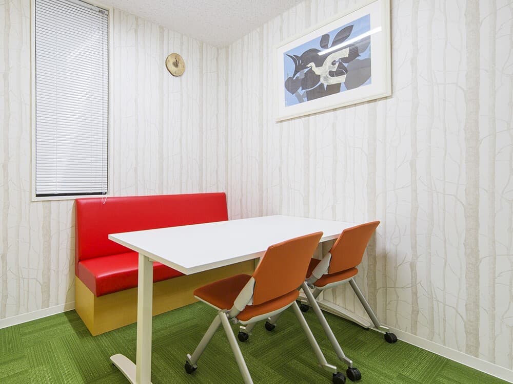 共用部_会議室。おしゃれなデザインで、リラックスして打ち合わせ・商談に臨めます。