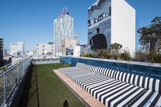 共用部_ルーフトップテラス。芝生や植栽も整備された入居者専用テラスです。