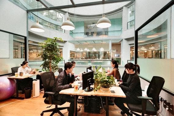 専有部_個室。デスクやチェアなど家具付きのオフィスです。※写真はイメージです。©WeWork