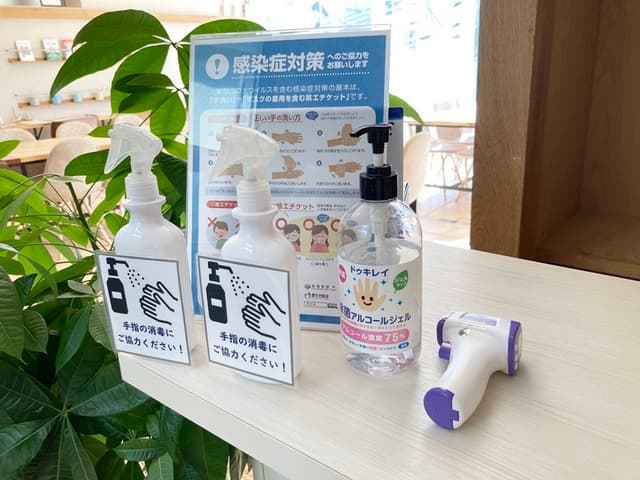 外観_受付。しっかりと感染対策がなされています。