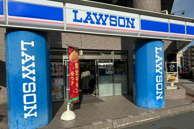 近隣のコンビニ_ローソン 都筑茅ケ崎中央店(徒歩2分)
