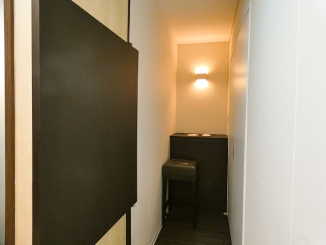 TELブース_ドアが付いているので他人の目を気にする事なく電話が出来ます