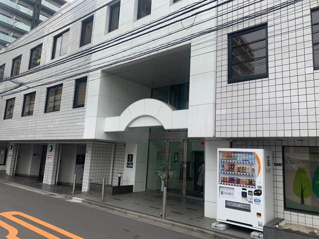 外観_VORT西新宿というビルの5階にオフィスがあります。