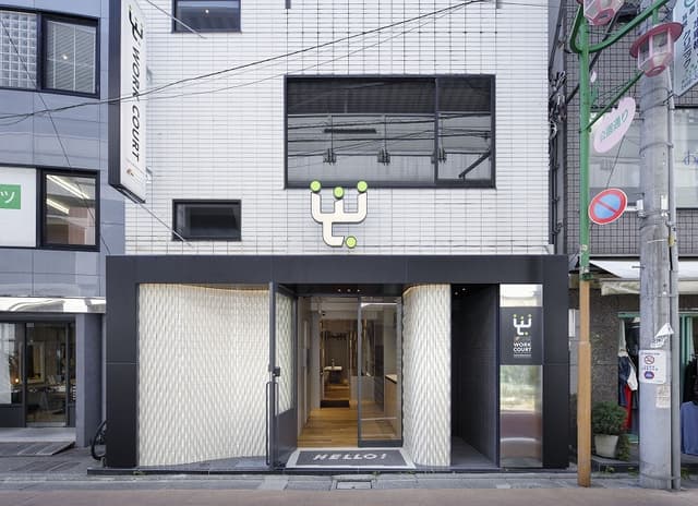 外観_学芸大学駅徒歩1分、商店街にあるビルです。