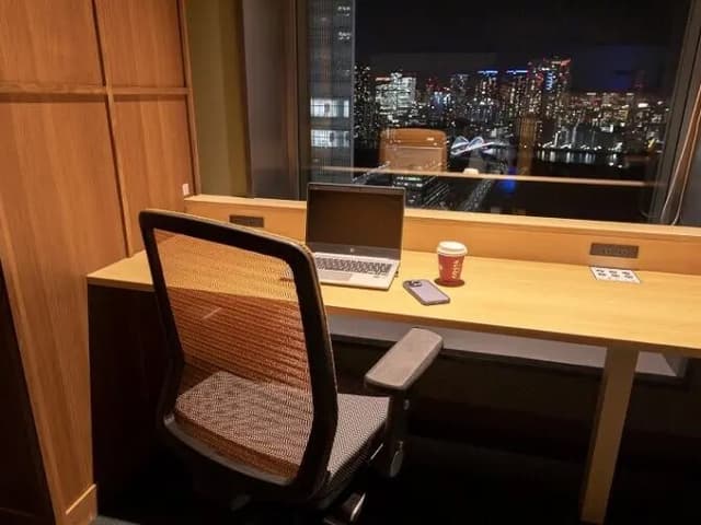 共用部_ワークスペース。地上24階からの景色を眺めることができます。©BIZcomfort