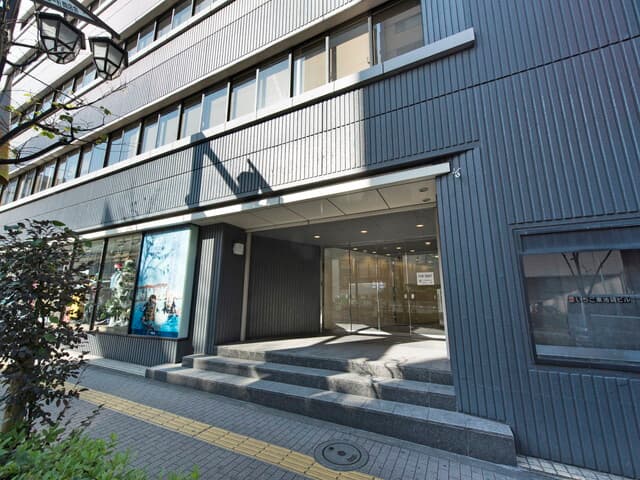 外観_明治通り沿いにある、視認性の高いビルです。