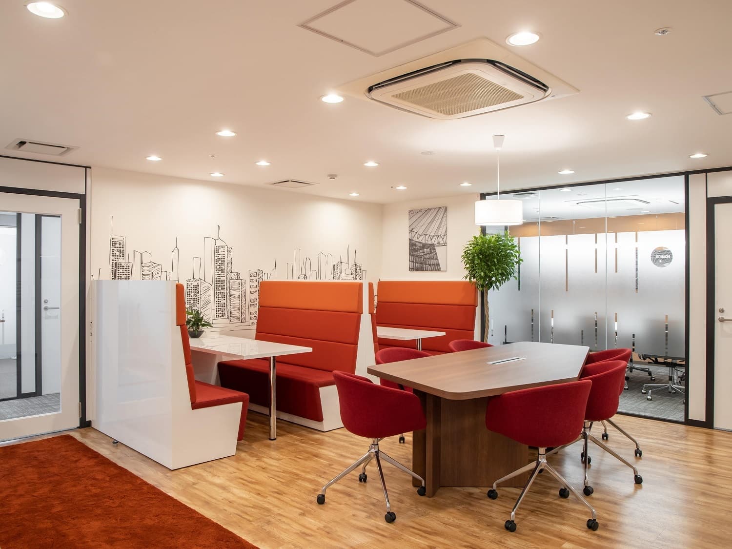 共用部_ビジネスラウンジ。入居者様同士での交流やちょっとした打ち合わせ、休憩時の気分転換など、様々な用途でご利用いただけます。