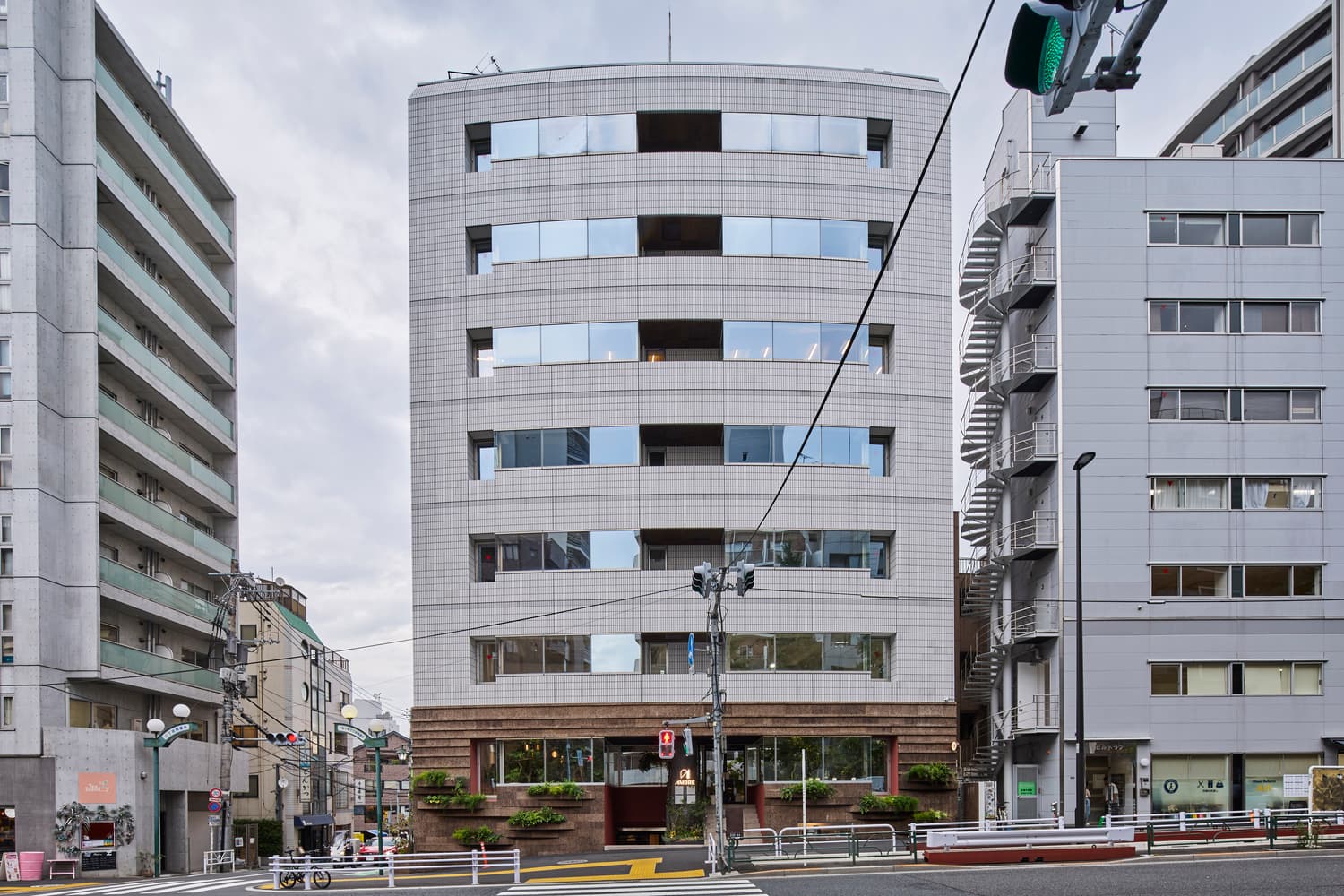 外観_既存建物を活かしながら環境負荷の少ない建材によりリノベーションされた複合施設です。