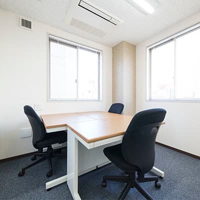 専有部_個室。3名で利用可能な窓ありの家具付きのお部屋です。