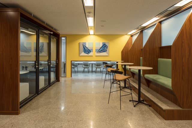 共用部_ラウンジ。ラウンジでは時間帯に応じたオリジナル選曲のBGMが流れ快適に作業することができます