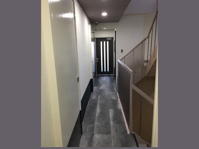 共用部_廊下。各室とも個別に施錠可能なプライベートオフィスです。