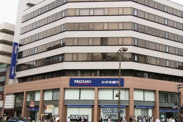 近隣の銀行_みずほ銀行九段支店(徒歩9分)