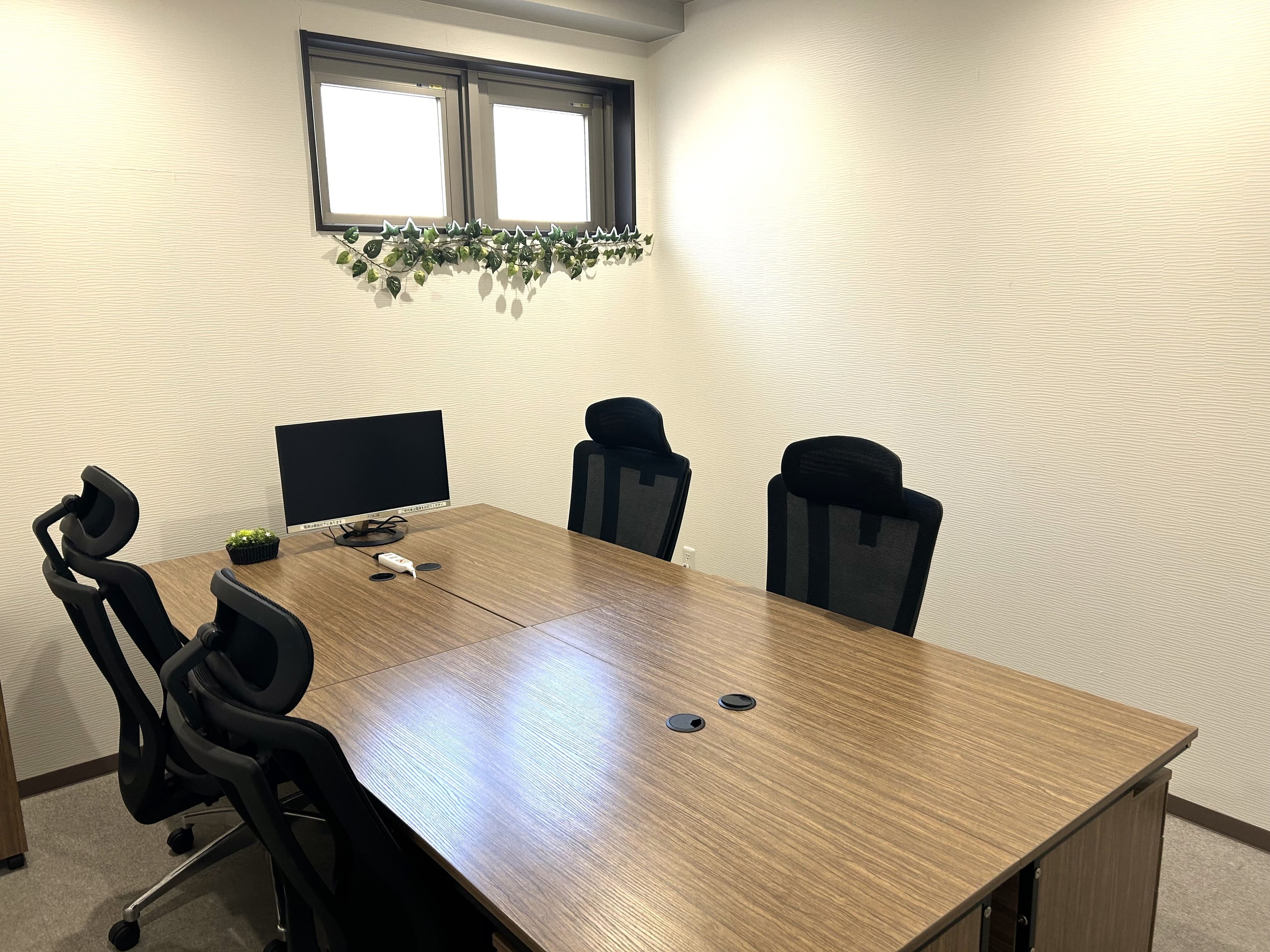 4名個室_窓ありのため明るいお部屋です。机と椅子のレイアウト変更可。