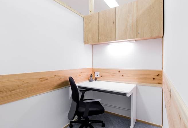 個室_オフィス家具が備え付けれられているので入居してすぐにビジネスを始めることができます