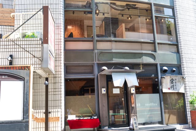 建物外観。鳳翔ビル2階がアイエフエス(IFS)四ツ谷六番町オフィスです。