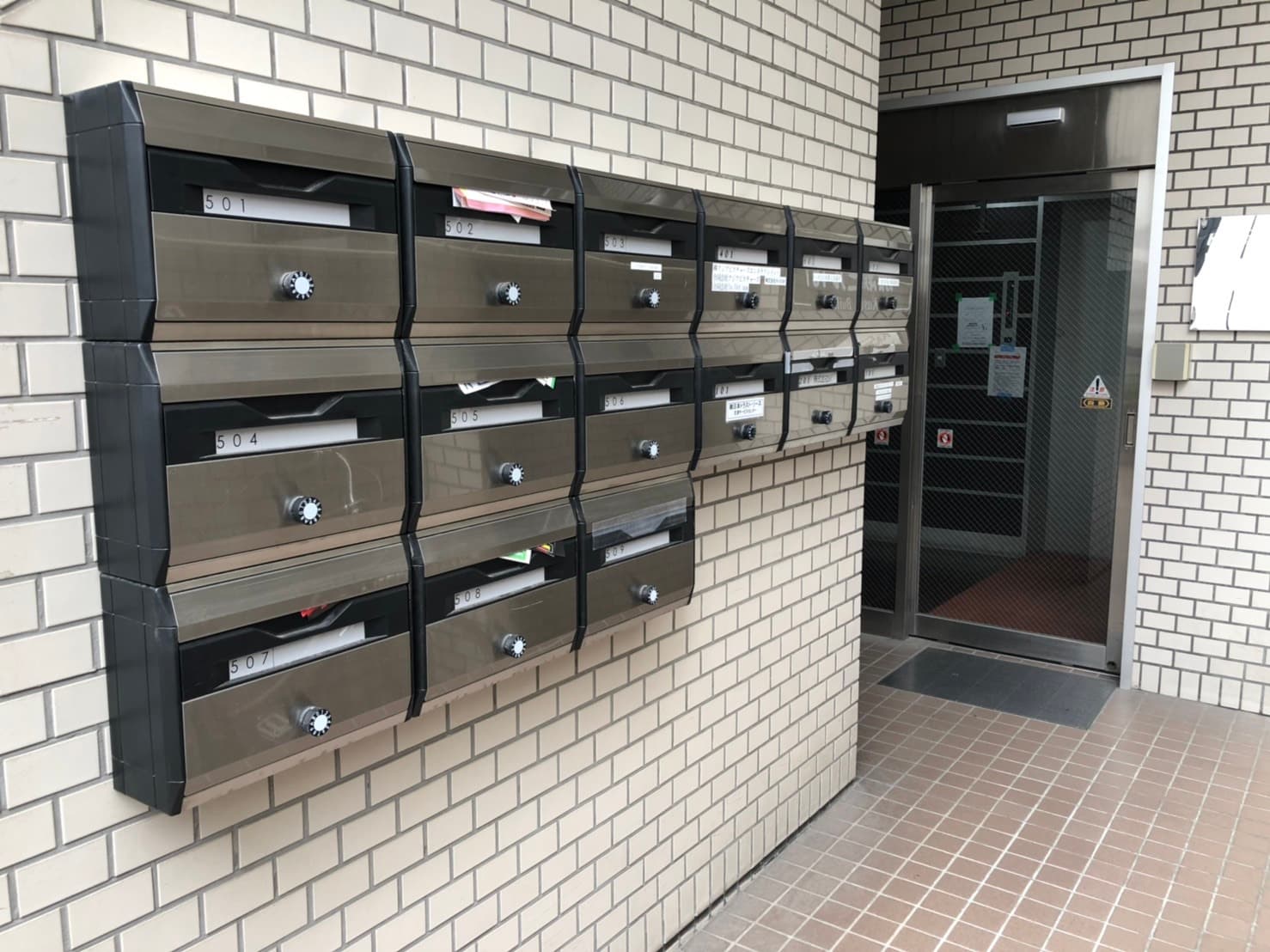 外観_ビルの1階部分に各個室用のポストが設置されています。