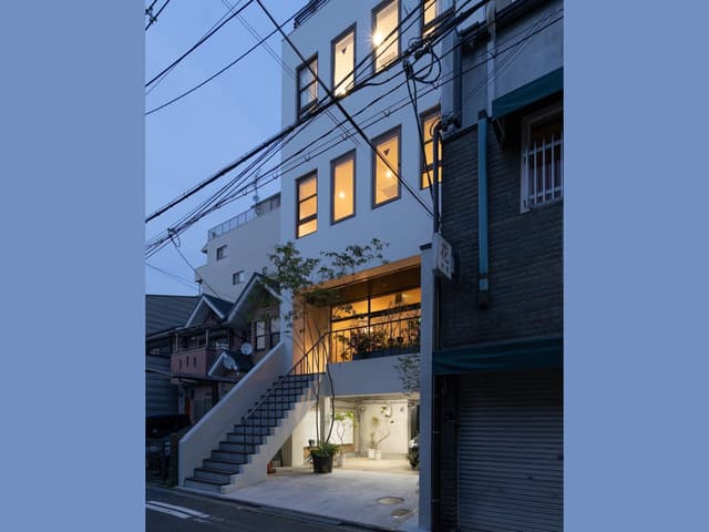 建物外観。1階部分には駐輪場とシェアサイクルがあります。