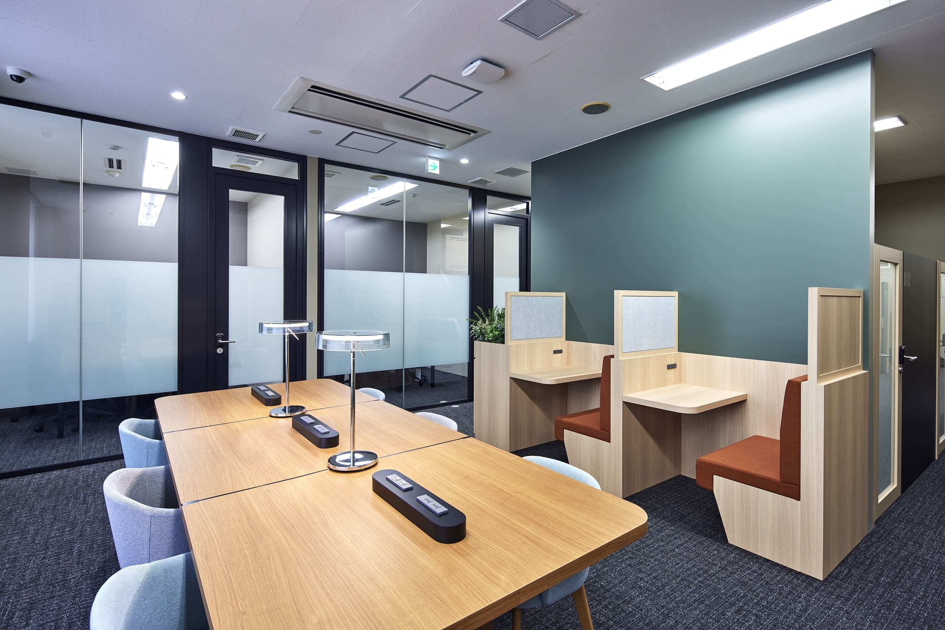 共用部_コワーキングスペース。テーブルライトもついてます。