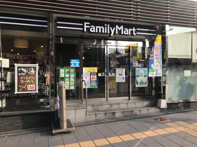 周辺のコンビニ_ファミリーマート博多中洲4丁目店