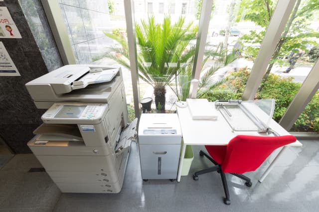 設備_複合機完備なのでオフィスが広々と使えます
