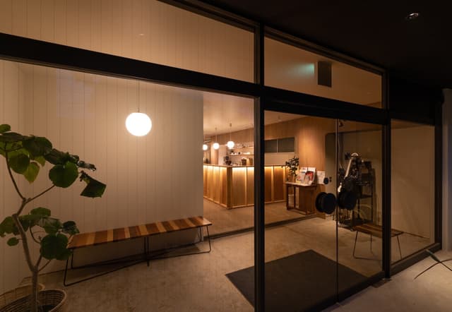 エントランス。オフィス受付は2階にあります。