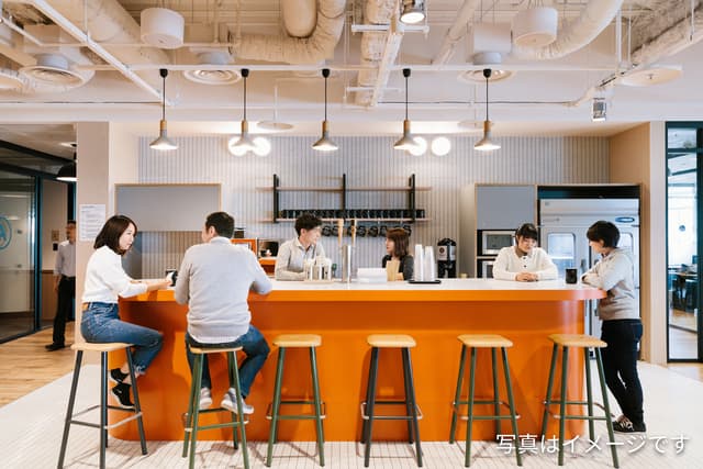 共用部_パントリー。水やコーヒーだけでなく、ビールを含む多様なドリンクを無料で提供しています。