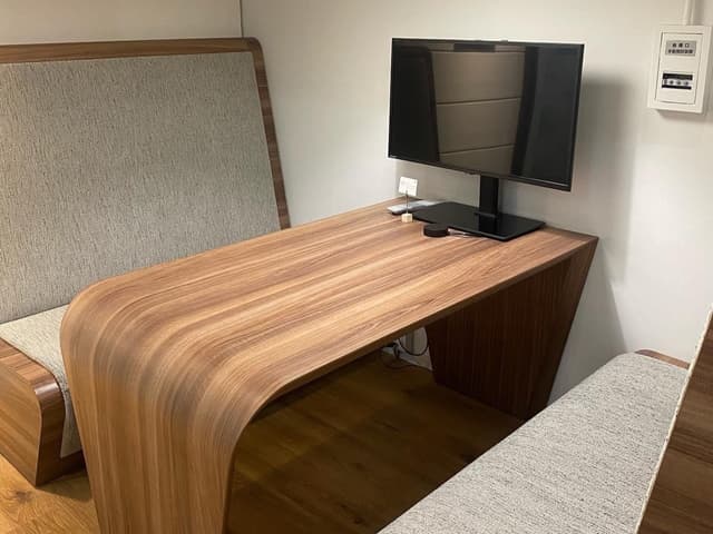 共用部_ミーティングブース。打ち合わせ等でご利用可能な向かい合わせの座席もご用意しています。