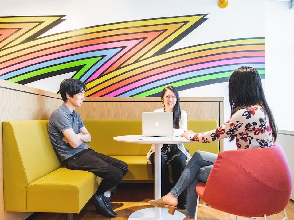 共有部_オープンスペース。テーブルやソファーなど様々な席が用意されています。©WeWork※写真はイメージです。