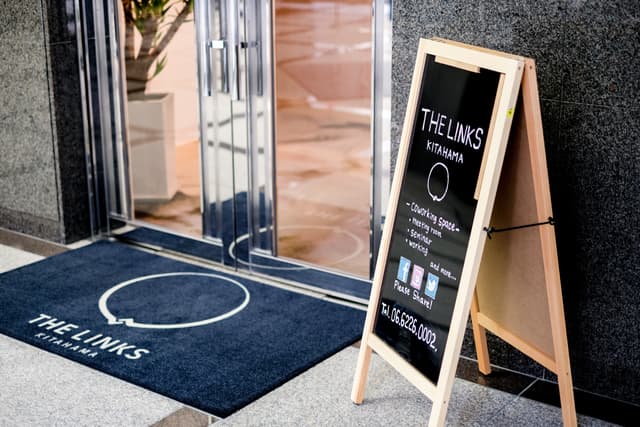 外観_カフェのような雰囲気を持つエントランスです。