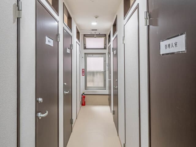 その他_廊下。個室ごとのセキュリティも確保しており、安心して業務に集中できます。