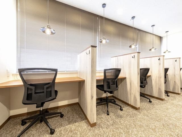 共用部_ワークブース。各席電源・USBコンセントが完備されたワークスペースです。©bizcomfort