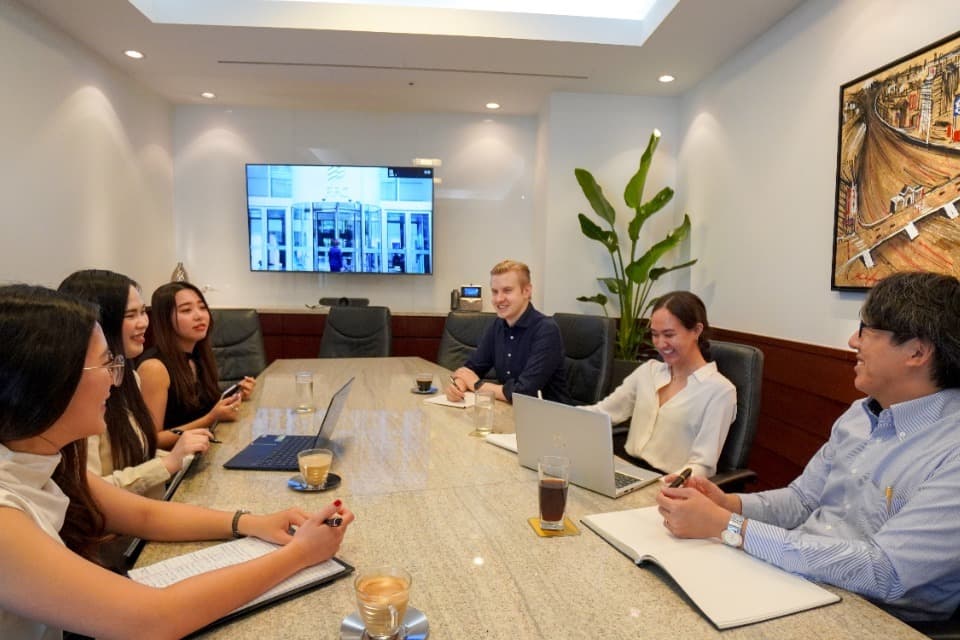 会議室_ビデオ会議システムやフリードリンクなど充実した設備と環境が魅力的な会議室です