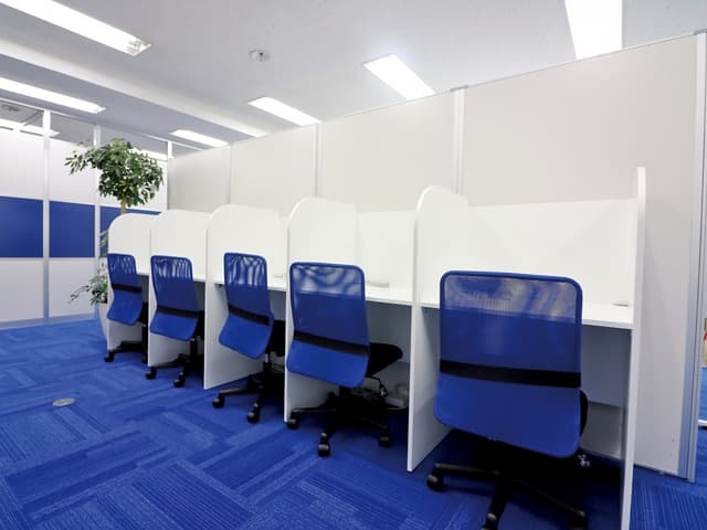 フリーデスク_8時から20時までの間、自由に座席をご利用になれます。