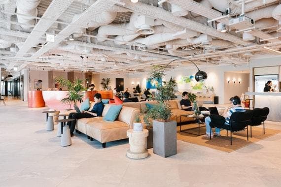 共有部_ラウンジ。作業はもちろんちょっとした打合せにも活用できます。©WeWork ※写真はイメージです。