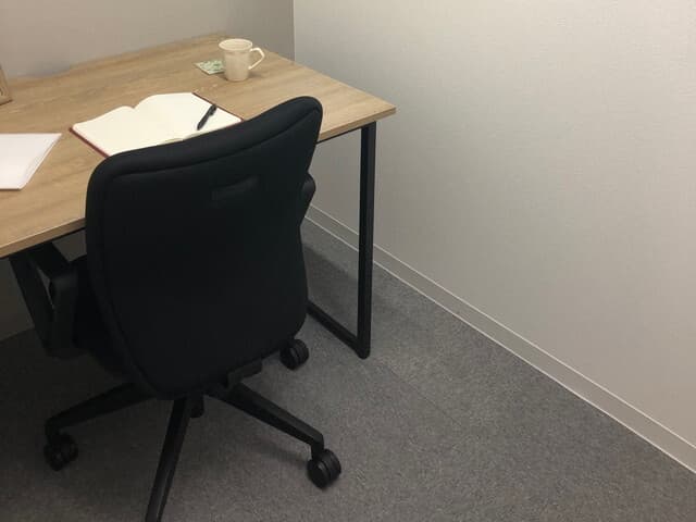 個室_デスクワークにかかせない机と椅子が備え付けです。