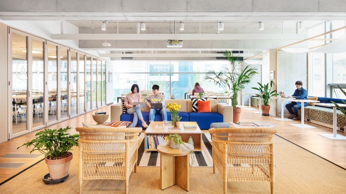 オープンスペース_明るく開放的なワークスペースで作業もはかどります。©wework