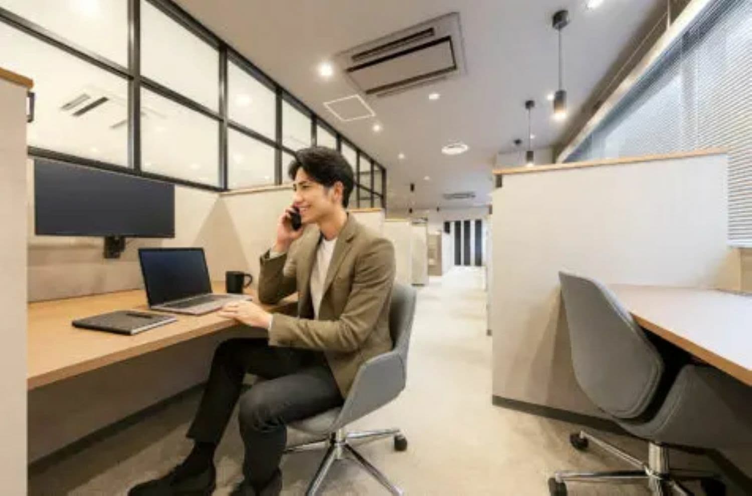 共有部_コワーキングスペース。カフェブースは食事・通話・WEB会議OKの作業スペースです。※画像はイメージです。©bizcomfort