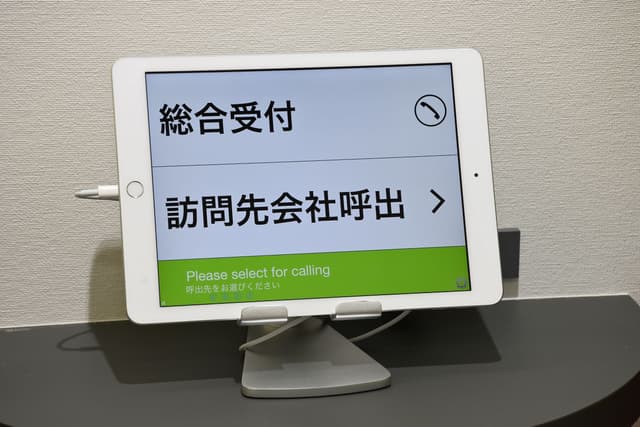 設備_タッチパネル。インターフォンとして利用できるタッチパネルが受付にあります。